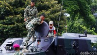 Anak-anak juga diperbolehkan melihat kabin tank Marinir.