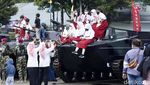 Begini Ekspresi Warga Naik Tank di HUT Marinir