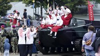 Para pelajar terutama siswa SD juga hadir dalam HUT Marinir. Mereka juga merasakan sensasi manaiki tank Marinir.