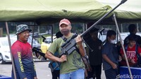 Warga juga bisa foto-foto dengan senjata yang dipamerkan. 