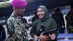 Begini Ekspresi Warga Naik Tank di HUT Marinir