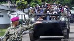 Begini Ekspresi Warga Naik Tank di HUT Marinir