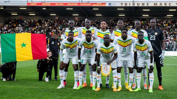 ORLEANS, FRANCE - SEPTEMBER 24: Senegal pre match team photo, from top right: Pathe Ciss, Pape Gueye, Abdou Diallo, Pape Matar Sarr, Kalidou Koulibaly, Alfred Gomis, bottom line from left Fodé Ballo-Touré, Moustapha Name, Sadio Mane, Boulaye Dia, Krepin Diatta during the international friendly match between Senegal and Bolivia at Omnisports Stadium Source on September 24, 2022 in Orleans, France. (Photo by Sebastian Frej/MB Media/Getty Images)