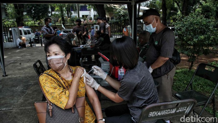 Kasus COVID-19 di Indonesia kembali naik. Sejumlah warga pun mengikuti vaksinasi booster di Lapangan Banteng, Jakarta.