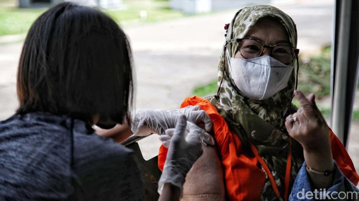 Kasus COVID-19 di Indonesia kembali naik. Sejumlah warga pun mengikuti vaksinasi booster di Lapangan Banteng, Jakarta.