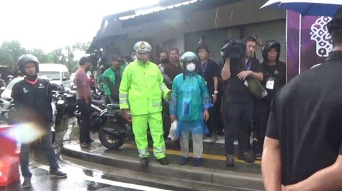 Seorang perempuan diamankan petugas saat hendak membentangkan pamflet ke delegasi KTT G20.