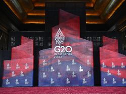 Tiga Lidah Api di Belakang Jokowi Sambut Kepala Delegasi KTT G20