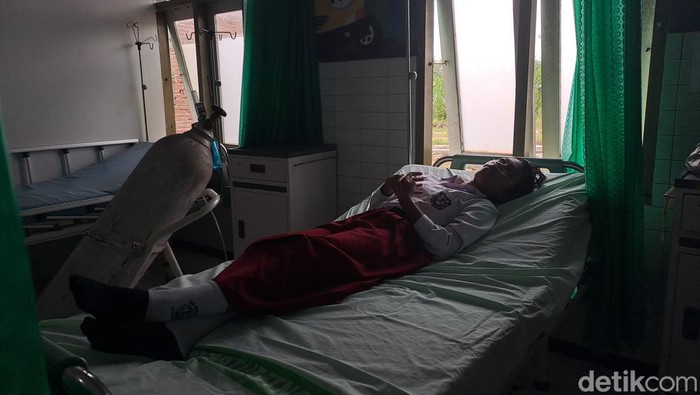 Siswa SDN 3 Balepanjang, Wonogiri, salah satu yang diduga keracunan masih dirawat di Puskesmas Baturetno, Selasa (15/11/2022).