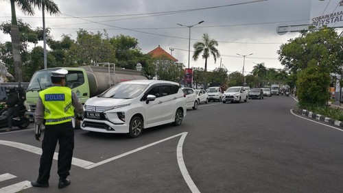 Situasi lalu lintas di traffic light McDonald Jimbaran menuju Nusa Dua yang menjadi venue KTT G20, Selasa (15/11/2022). (Foto: Nuranda Indrajaya/detikBali).