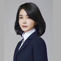 Kecantikan ibu negara Korea Selatan kini menjadi perbincangan di media sosial. Tak sedikit netizen Indonesia yang menyebut Kim Keon Hee mirip aktris dan idol KPop. Foto: Dok. People Power Party