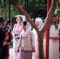 Iriana Jokowi mengenakan kebaya berhias bordir saat menemani para Ibu Negara saat menjalani rangkaian Spouse Program, sebuah acara yang khusus digelar untuk para pendamping pemimpin dunia agar lebih mengenal budaya Indonesia. Foto: Kemenparekraf