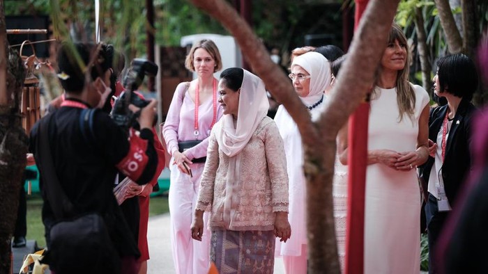 Salah satu rangkaian agenda KTT G20 adalah Spouse Program. Program yang disiapkan bagi pendamping kepala negara G20 ini bertujuan menguatkan komunikasi dan sosialisasi antar peserta maupun spouse.