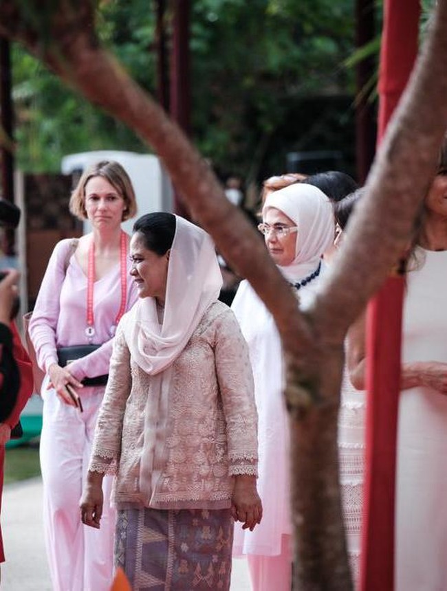 Iriana Jokowi mengenakan kebaya berhias bordir saat menemani para Ibu Negara saat menjalani rangkaian Spouse Program, sebuah acara yang khusus digelar untuk para pendamping pemimpin dunia agar lebih mengenal budaya Indonesia. Foto: Kemenparekraf