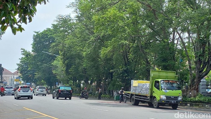 Suasana contraflow di Jalan Slamet Riyadi Solo imbas keramaia Haul Habib Ali, Selasa (15/11/2022).