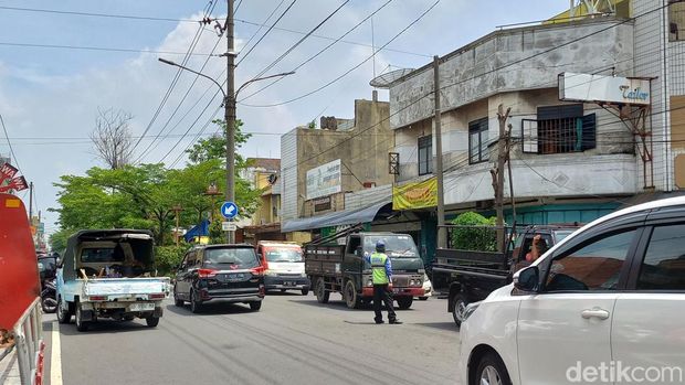 Suasana contraflow di Jalan Slamet Riyadi Solo imbas keramaia Haul Habib Ali, Selasa (15/11/2022).