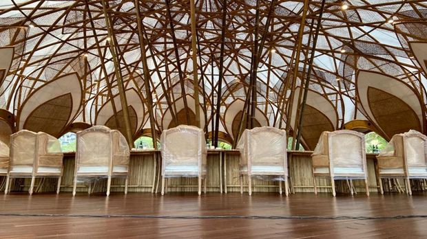 Suasana di dalam Bamboo Dome di The Apurva Kempinski, Nusa Dua, Bali, tempat Presiden Joko Widodo menjamu para kepala delegasi KTT G20 pada Selasa (15/11/22). (Dok. TITO SIANIPAR/ Tim Komunikasi & Media G20)