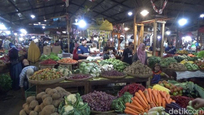 Suasana di Pasar Rebo Purwakarta.