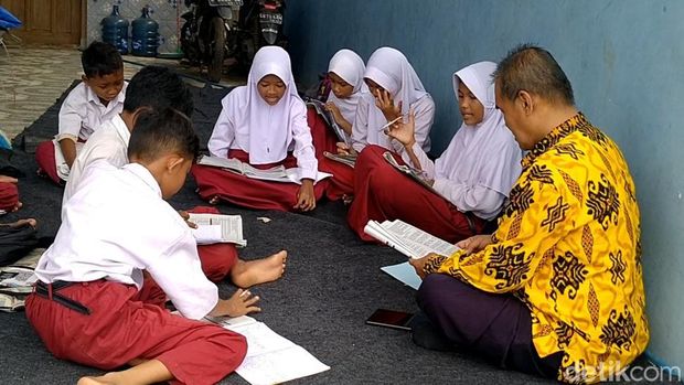 Suasana kegiatan belajar mengajar (KBM) siswa SDN Karangjompo di rumah-rumah warga, Selasa (15/11/2022).