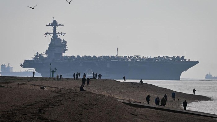 Takjub! Ini Dia Kapal Perang Terbesar di Dunia Kapal Induk Amerika USS Gerald Ford merupakan kapal perang terbesar di dunia. Kapal ini mempunyai panjang 333m lebih besar dari 284m HMS Queen Elizabeth.