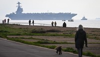Karena ukurannya terlalu besar untuk memasuki Pelabuhan Portsmouth, kapal ini akan berlabuh pantai lepas Hampshire, selat antara Isle of Wight dan Inggris.
