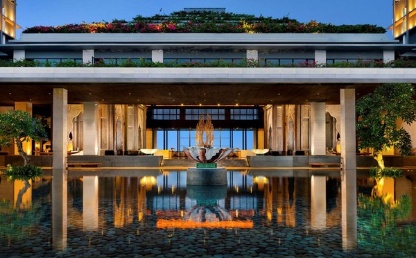 Hotel ini juga mudah dijangkau. Jaraknya 16 kilometer atau sekitar 30 menit dari Bandara Internasional I Gusti Ngurah Rai. Foto: dok. Kempinski Hotel ini juga mudah dijangkau. Jaraknya 16 kilometer atau sekitar 30 menit dari Bandara Internasional I Gusti Ngurah Rai. Foto: dok. Kempinski