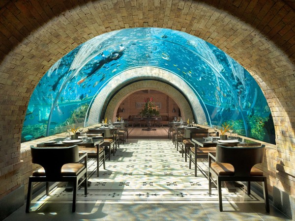Salah satu restoran yang menarik adalah Koral Restaurant karena menyajikan sensasi makan dengan pemandangan bawah air. Foto: dok. Kempinski