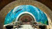 Salah satu restoran yang menarik adalah Koral Restaurant karena menyajikan sensasi makan dengan pemandangan bawah air. Foto: dok. Kempinski