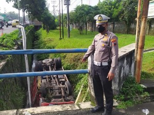 Truk Muatan Pasir Nyemplung Parit di Jalan Jenderal Sudirman Ungaran