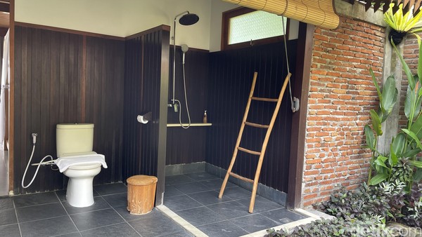 Toilet duduk dan shower di dalam bangunan. Tenang, ada tirai bambu untuk menutup bagian ini.