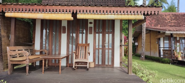 Ada dua puluh kamar termasuk delapan villa yang berbentuk rumah kampung Jawa ini.