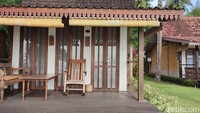 Ada dua puluh kamar termasuk delapan villa yang berbentuk rumah kampung Jawa ini.