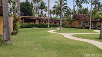 Inilah Villa So Long Banyuwangi. Halaman tengahnya yang luas pasti membuat traveler merasa nyaman.
