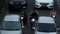 Pelanggaran lalu lintas seperti tidak menggunakan helm, melawan arus, mengabaikan plang lalu lintas hingga menerobos jalur yang tidak diperbolehkan marak terjadi belakangan ini.