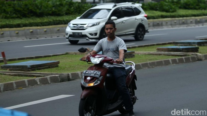 Waduh! Banyak Pemotor Tanpa Helm Berkeliaran di Jalan Aksi pemotor yang tdak tertib lalu lintas masih saja terjadi. Banyaj pemotor yang berkendara tanpa helm.