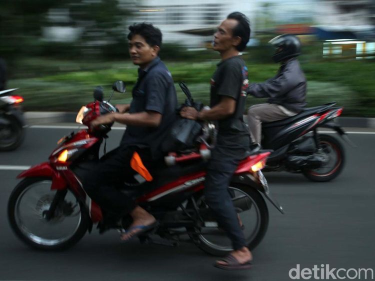 Waduh! Banyak Pemotor Tanpa Helm Berkeliaran di Jalan
