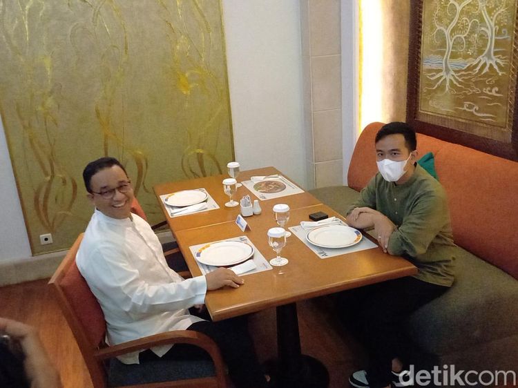 Potret Momen Gibran dan Anies Sarapan Bareng di Solo
