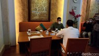 Keduanya sempat saling menyapa dan makan bersama. Seusai sarapan, Gibran dan Anies dijadwalkan menghadiri peringatan Haul ke-111 Habib Ali bin Muhammad Al-Habsyi di area Masjid Ar Riyadh, Pasar Kliwon, Solo. (Foto: Agil Trisetiawan Putra/detikJateng)