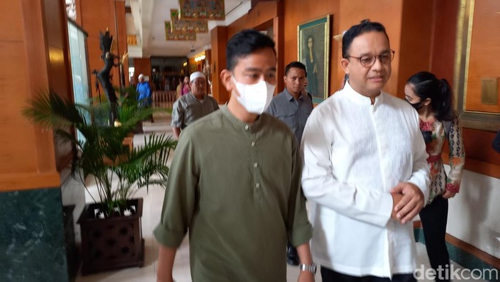 Wali Kota Solo Gibran Rakabuming Raka dan Anies Baswedan sarapan bersama di Solo Wali Kota Solo Gibran Rakabuming Raka dan Anies Baswedan sarapan bersama di Solo, Selasa (15/11/2022).