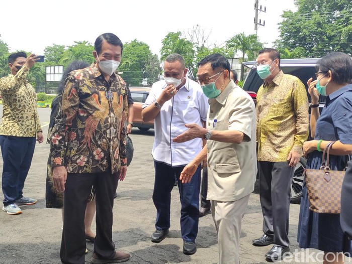 Wamenaker Afriansyah Noor saat disambut Presdir PT Maspion Alim Markus di Sidoarjo