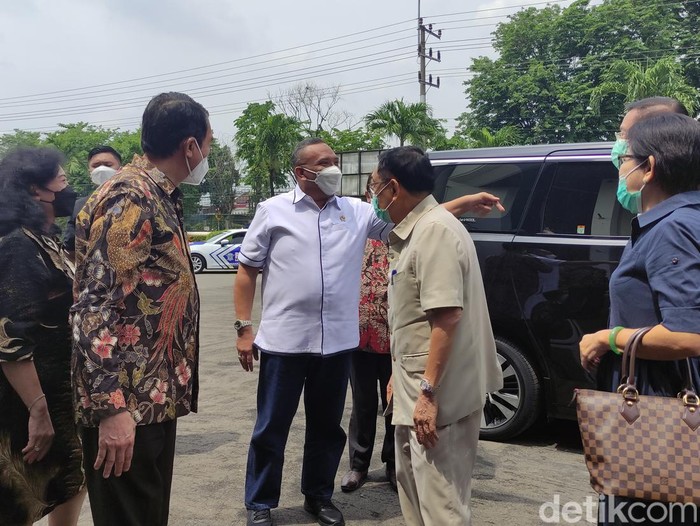 Wamenaker Afriansyah Noor saat disambut Presdir PT Maspion Alim Markus di Sidoarjo