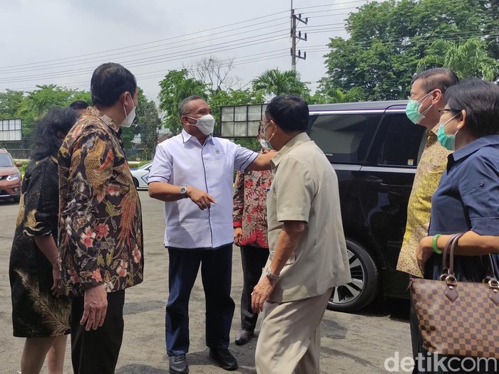 Wamenaker Afriansyah Noor saat disambut Presdir PT Maspion Alim Markus di Sidoarjo
