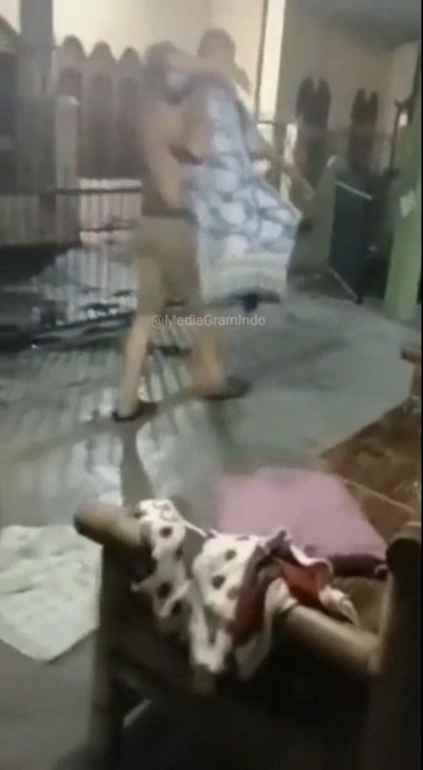 Wanita tua digendong (Tangkapan layar video viral)