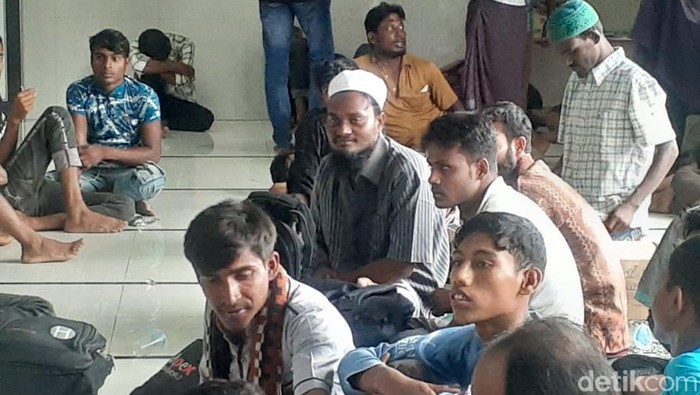 Sebanyak 110 warga etnis Rohingya terdampar Desa Meunasah Lhok, Kecamatan Muara Batu, Aceh Utara, dini hari tadi,