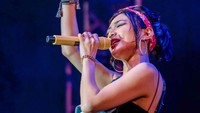 Netizen ramai berkomentar ingin mengelap keringat Wika Salim. (Foto: dok Instagram)