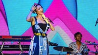 Kabar terbaru Wika Salim merilis single baru bertajuk Sedang Sedang Saja, di mana itu merupakan lagu yang pernah populer di tahun 90-an. (Foto: dok Instagram)
