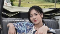 Zee JKT48 membuat Arief Muhammad gemas karena makan nasi Padang menggunakan sendok. Foto: Instagram @jkt48.zee