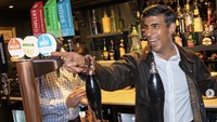 Perdana Menteri Inggris Rishi Sunak ternyata memang sosok yang suka kulineran. Dalam rangkaian kampanye beberapa waktu lalu, ia sempatkan mampir mencicipi bir di bar kawasan Cheshire. Foto: Instagram rishisunak
