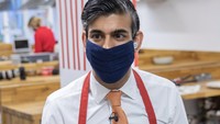 Mengenakan celemek merah, Rishi Sunak jadi chef sehari nih! Ia coba memasak saat mengunjungi Gousto.  Foto: Instagram rishisunak