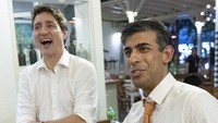 Disela-sela padatnya aktivitas Rishi Sunak di KTT G20, ia dan Perdana Menteri Kanada Justin Trudeau sempatkan mampir ke sebuah kafe di Bali. Foto: Instagram rishisunak