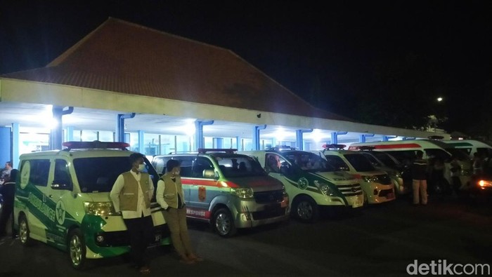 12 Ambulans yang bersiaga untuk menyambut kedatangan penumpang KM Mutiara Timur I yang terbakar.